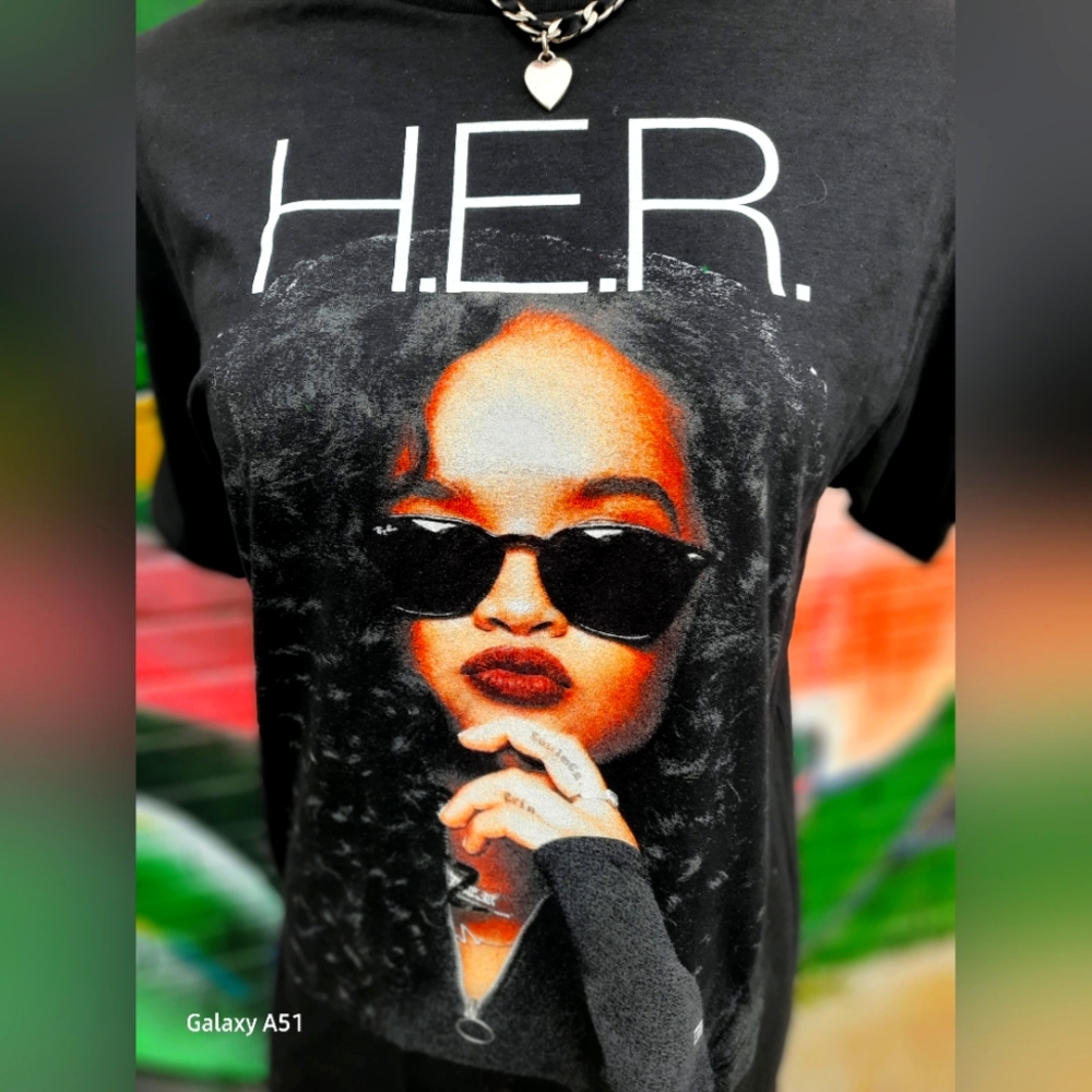 🩷HER t-shirt - Singer & bass guitarist 🎸- Oscar, Grammy and Disney's Belle🩷